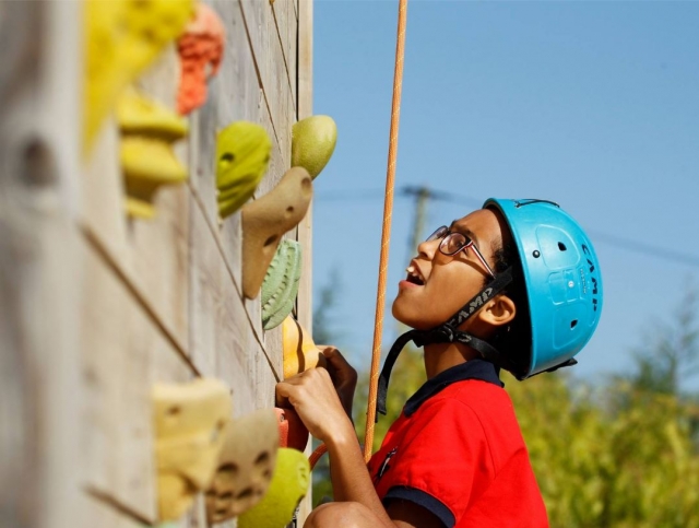 Logrando ascender en el rocodromo